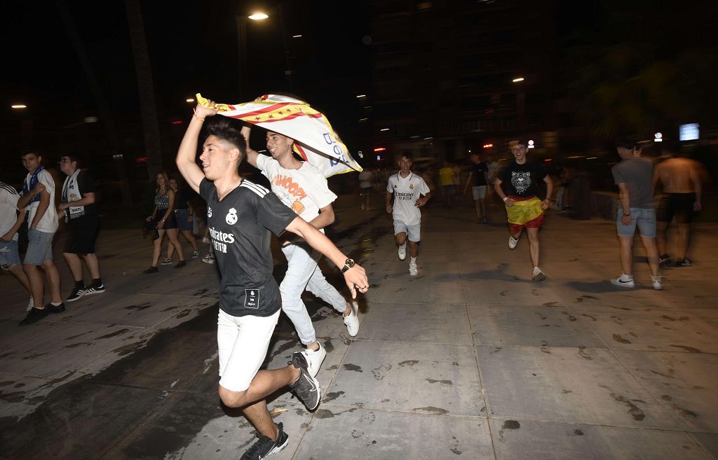 Así celebraron los madridistas la decimocuarta en la Plaza Circular de Murcia