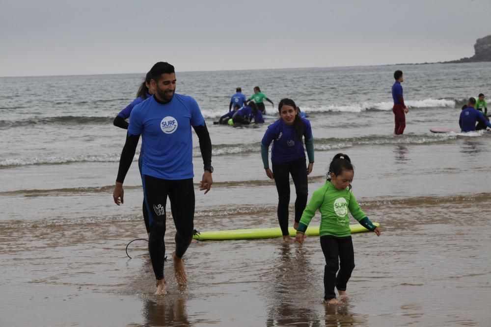 Jornada de surf solidario en Gijón