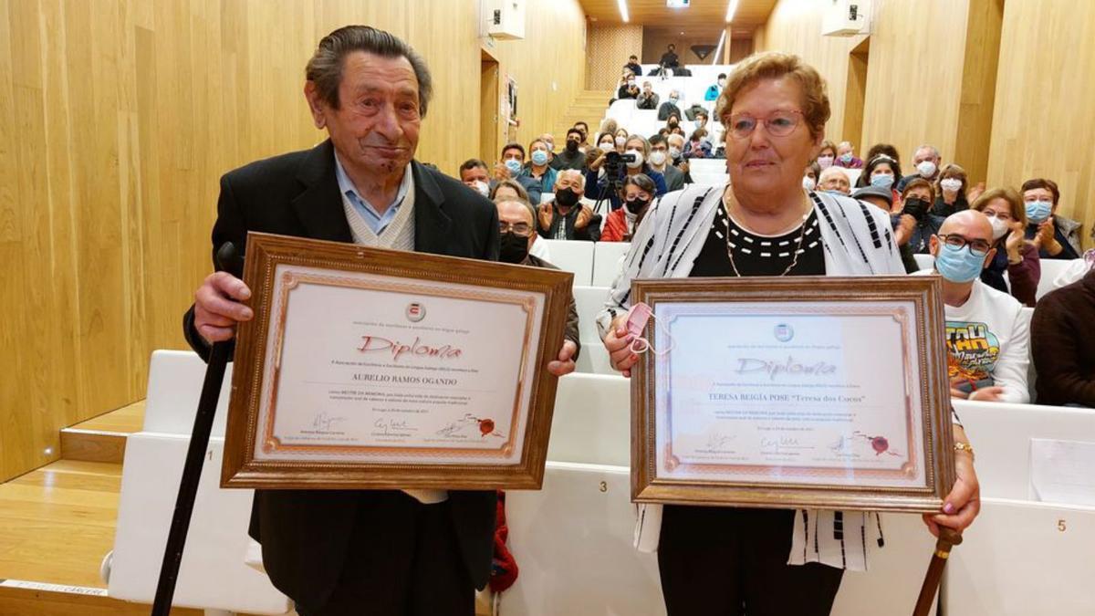 Teresa dos Cucos e Aurelio Ramos con cadanseu diploma, que os recoñece como Mestres da Memoria 2021.