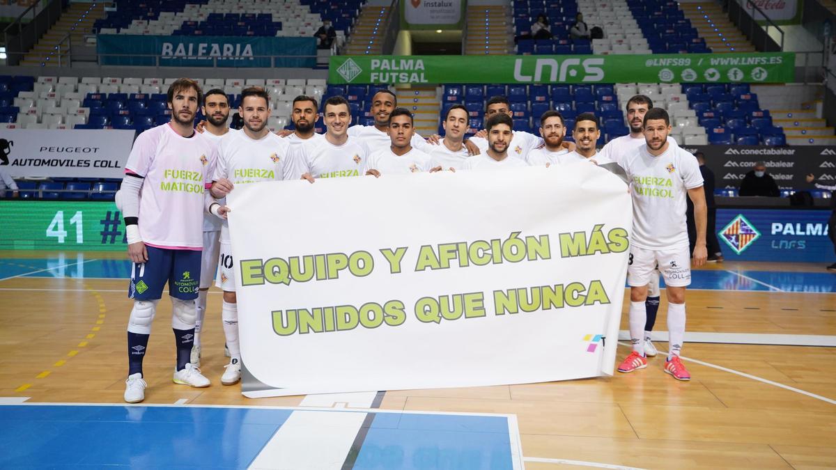 Los jugadores del Palma Futsal salieron con camisetas en recuerdo del lesionado Mati Rosa y una pancarta para la afición.