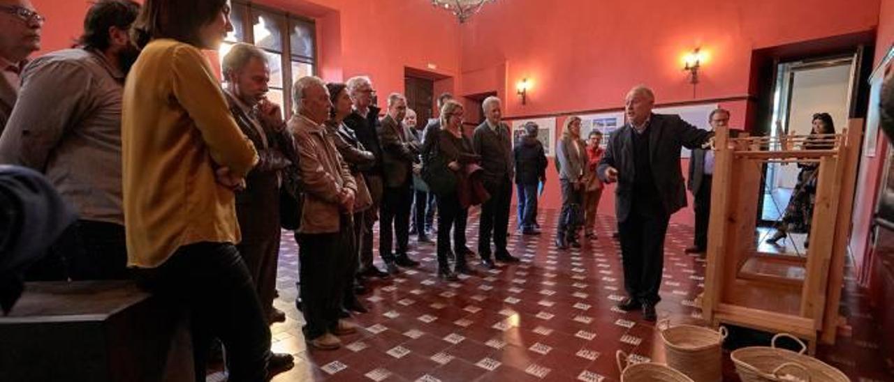 El arquitecto Rafael Soler explica un panel de la exposición abierta el jueves en el Palau Ducal.