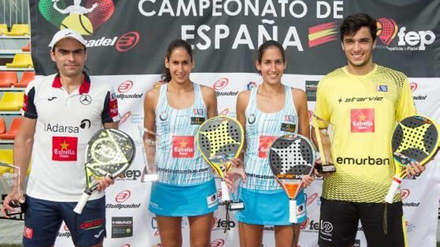 Los campeones Mieres y Galán y las hermanas Alayeto, ayer en el Arena de la Playa de San Juan.