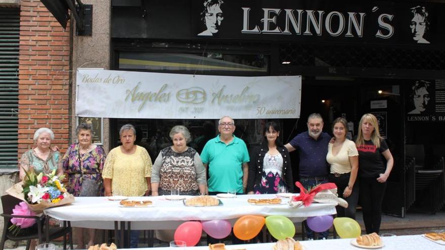 Los protagonistas, con algunos de sus amigos, durante la celebración en Lennon´s Bar, en Lugones