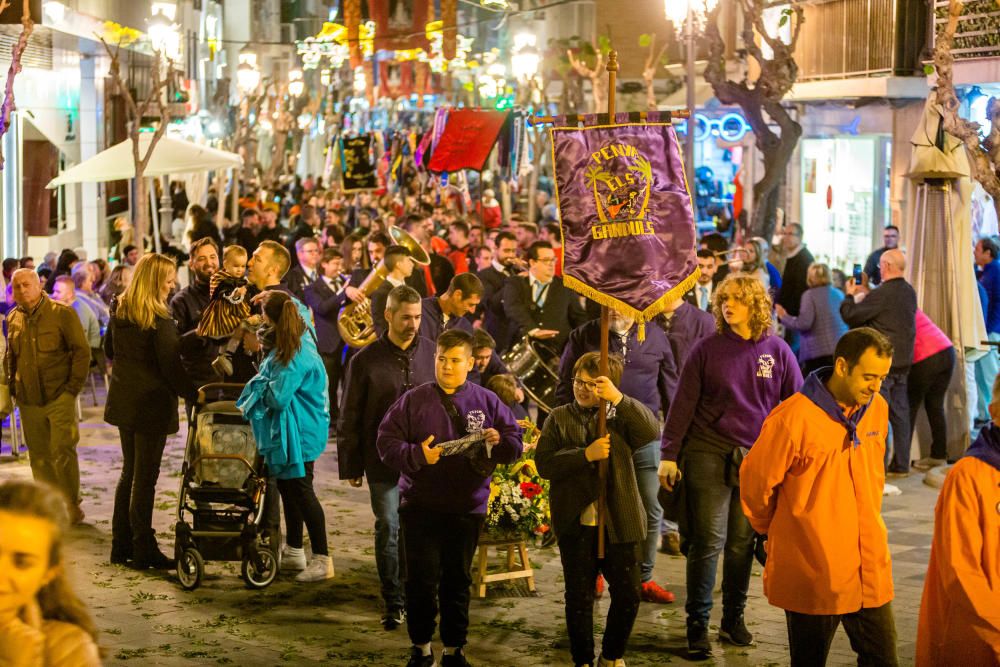 Los festeros de Benidorm homenajean a su patrona en la Ofrenda de Flores