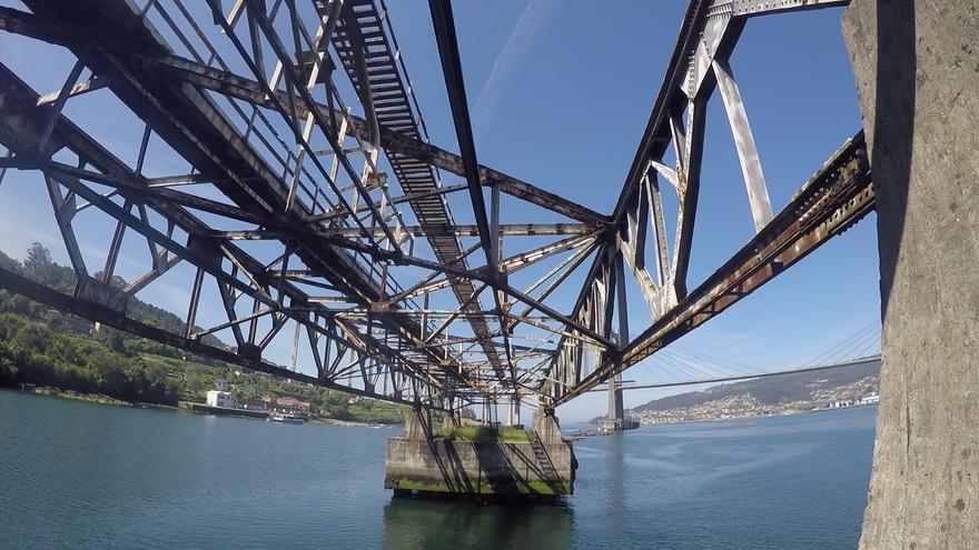 El estado ruinoso del cargadero de Rande en la ría de Vigo