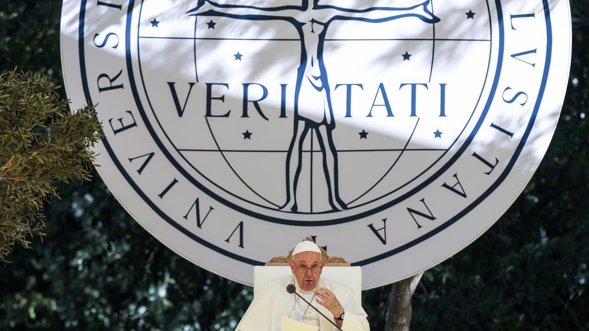 El Papa Francisco se encuentra con los estudiantes en la Jornada Mundial de la Juventud 2023.