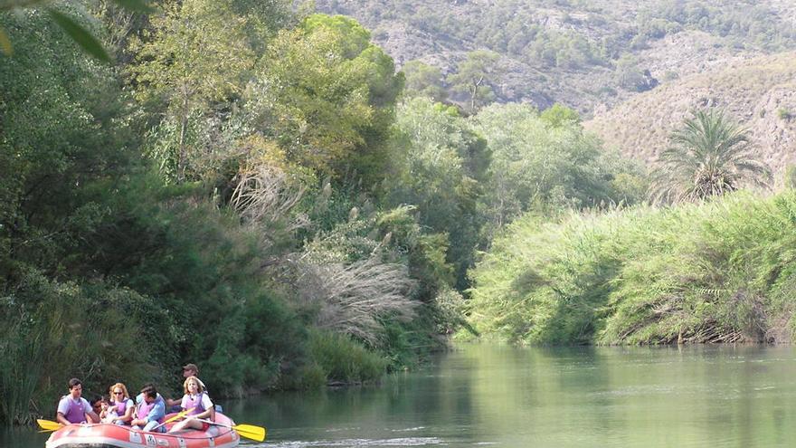 Calasparra también asombra al visitante con el impresionante paseo fluvial por el río Segura.