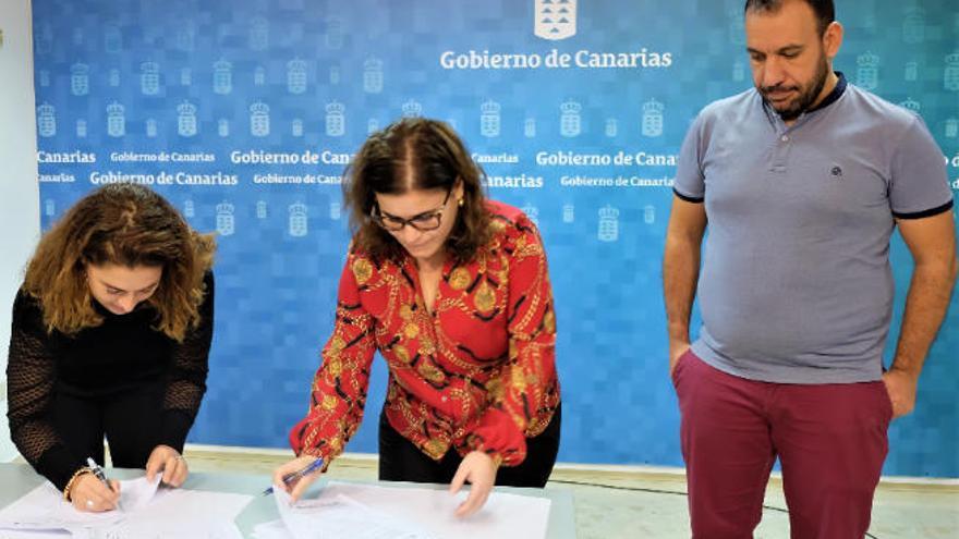 Mary Brito (d.) y Gemma Martínez firman el convenio.