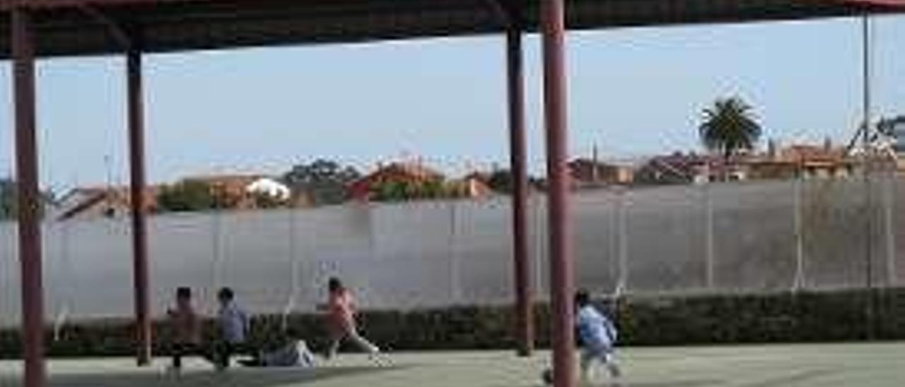 Niños jugando en la pista cubierta del colegio