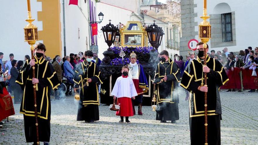 SANTO ENTIERRO. LA JUNTA DE GOBIERNO DE LA AGRUPACIÓN DE COFRADÍAS Y HERMANDADES, JUNTO CON REPRESENTANTES DE TODAS LAS COFRADÍAS Y HERMANDADES, ACOMPAÑAN AL YACENTE.