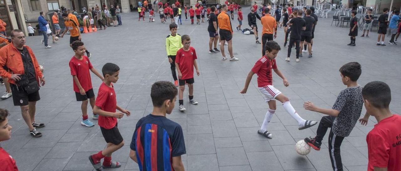 L’entrenament reivindicatiu convocat per l’ONG Diapo i el CF la Font va aplegar vuitanta jugadors | OSCAR BAYONA