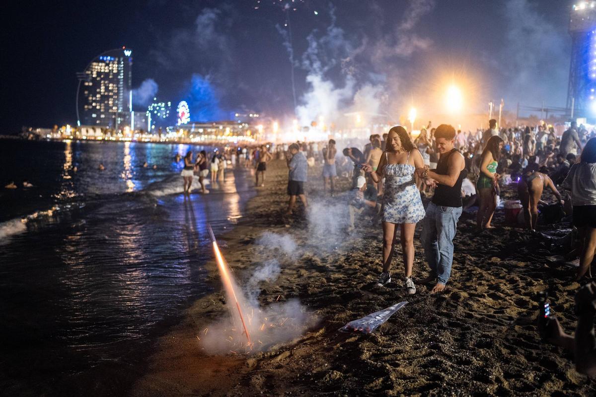 La playa de la Barceloneta llena para celebrar la noche de Sant Joan La playa de la Barceloneta llena para celebrar la noche de Sant Joan