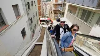 Los vecinos de la Baixada de la Glòria recuperan las escaleras mecánicas con el miedo de un nuevo alud de turistas