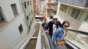 Turistas camino del Park Güell, en el último tramo de escaleras de la Baixada de la Glòria, este lunes