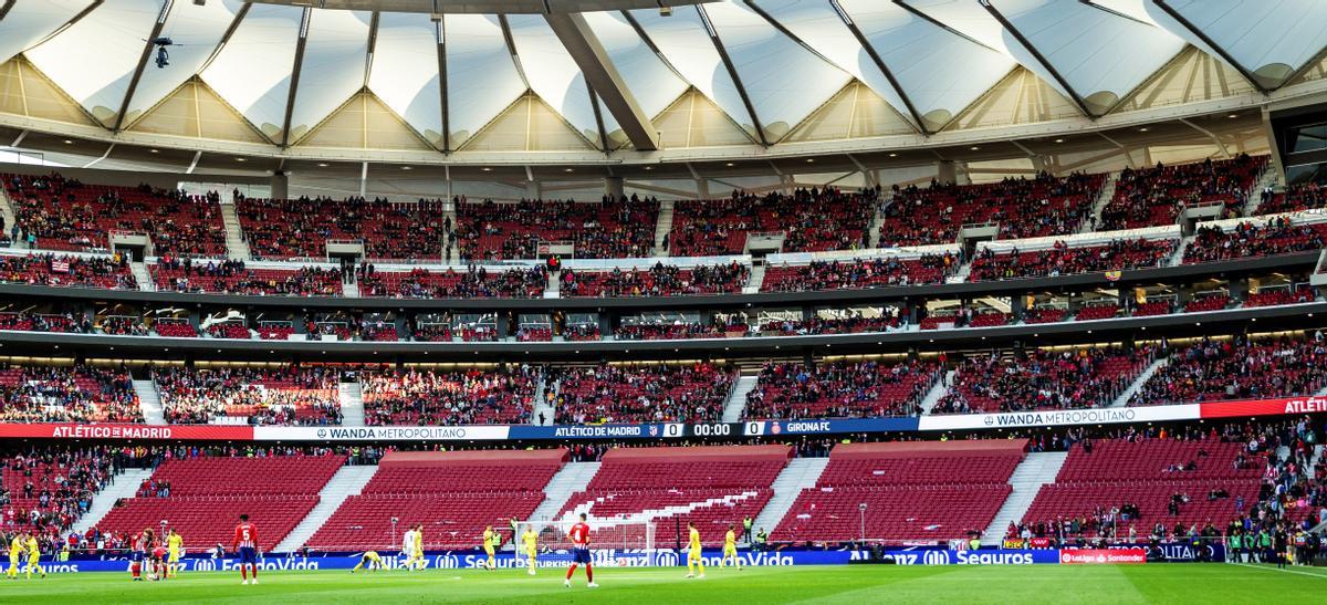 Fondo sur del Metropolitano vacío.