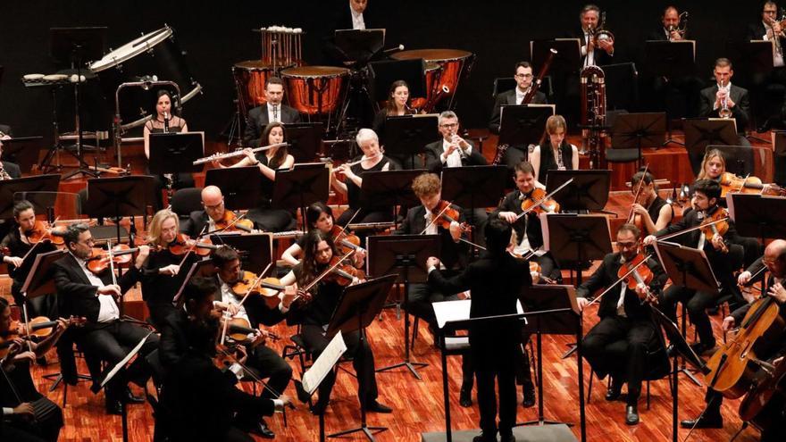 Nuno Coelho, sobre el pódium, dirigiendo a la Orquesta Sinfónica del Principado de Asturias durante el concierto de ayer. | MARIO CANTELI