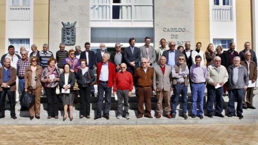 Foto de familia ayer de los jubilados del Cabildo y representantes de los distintos grupos políticos de la corporación insular. | lp / dlp