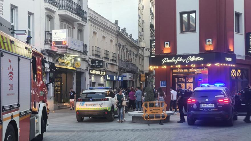 Alarma por un aviso de escape de gas en la calle Cervantes de Mérida