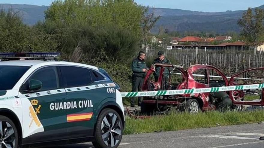 Agentes de la Guardia Civil inspeccionando el vehículo.  // FdV