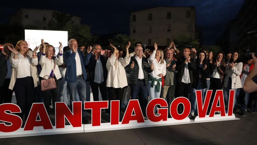 A candidatura do PSdeG de Santiago organizou o peche de campaña na Praza Roxa