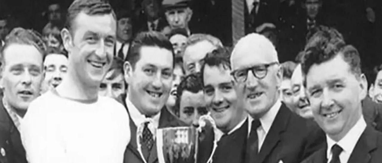 Jimmy Hasty recibió el premio del jugador del año del Dundalk FC en 1965.