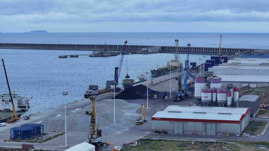 El tren a Langosteira, clave para la "llegada de nuevas empresas" al puerto de A Coruña