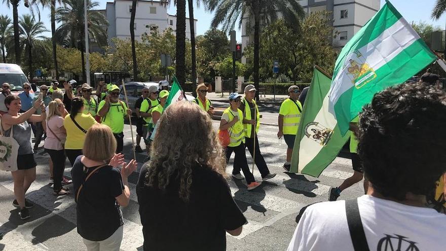 Medio centenar de personas acompañan a la marcha en defensa de las pensiones públicas a su paso por Córdoba