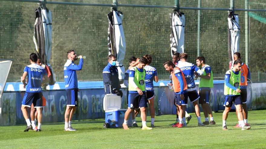 El Deportivo regresa a los entrenamientos con cuatro futbolistas al margen