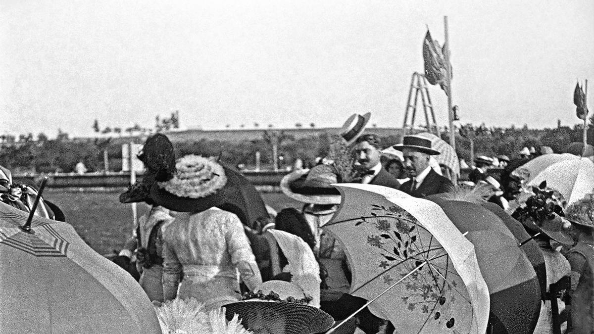 La Hípica Aragonesa se constituyó en 1909 como una elitista sociedad sportiva, con un picadero en la calle de Felipe Sanclemente, y por sus estrechos vínculos con la Zaragoza de bien y de orden tenía mano para realizar concursos hípicos en el cuartel de los Cazadores de Castillejos en 1913
