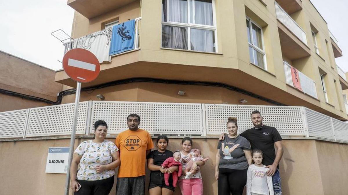 Dos de las familias amenazadas de desahucio, frente al edificio de la calle Baladre, el año pasado.