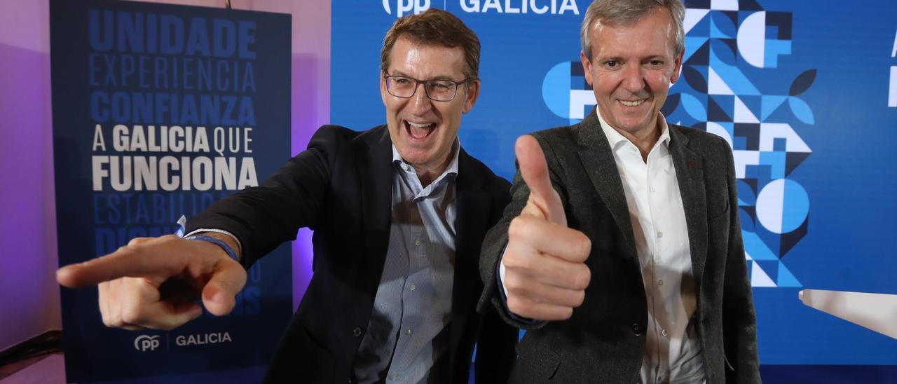 Feijóo y Alfonso Rueda ayer en la junta directiva del PP gallego, ayer en Santiago.