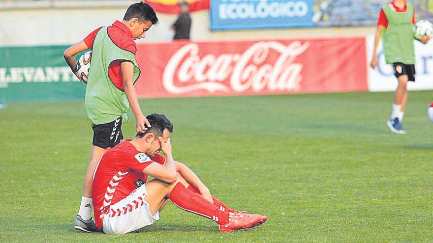 Un recogepelotas  consuela  a Carlos Álvarez tras  la eliminación.