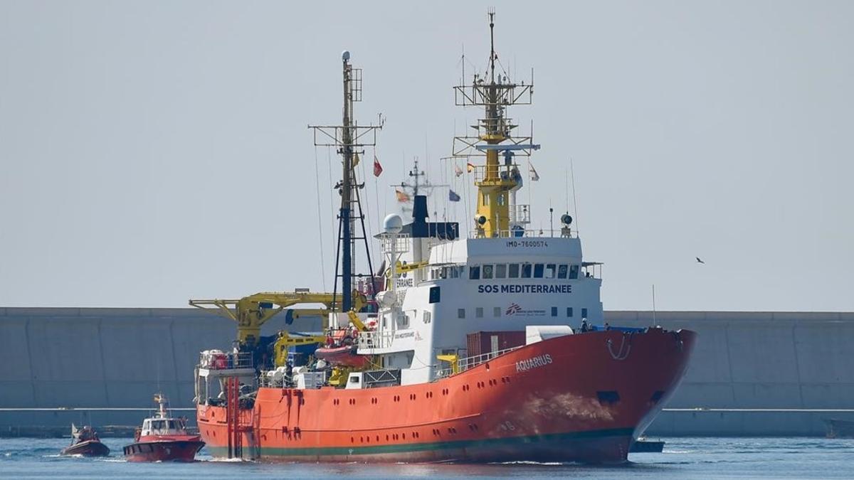 El buque Aquarius llega al puerto de Valencia