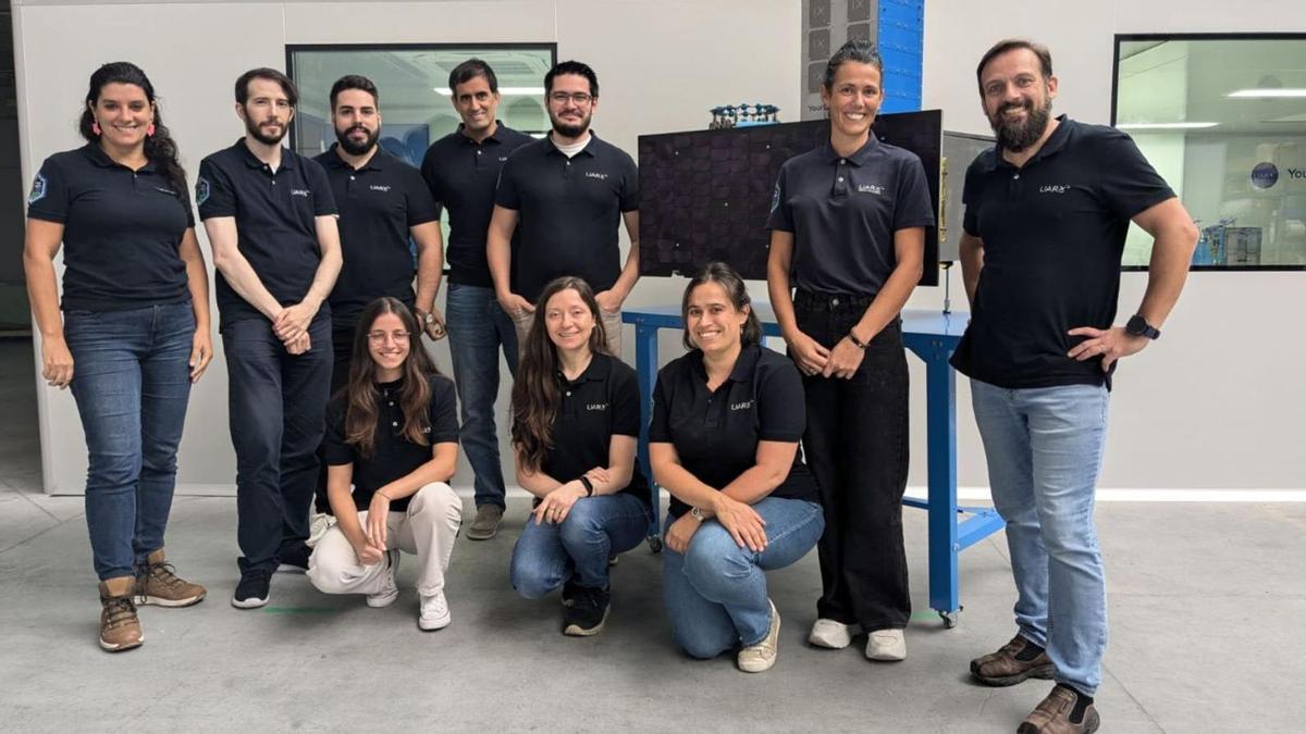 Yanina Hallak, a la izquierda, junto al resto del equipo de UARX. Detrás, el nuevo centro de control de la compañía.