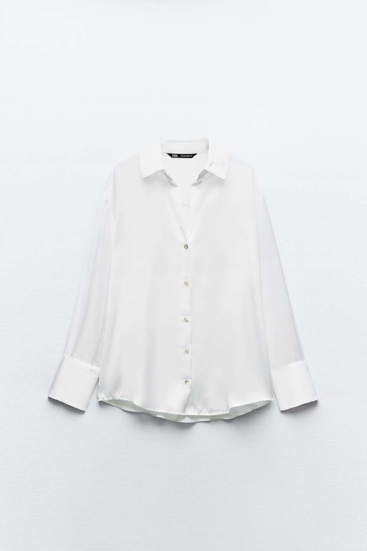 Camisa blanca satinada de Zara
