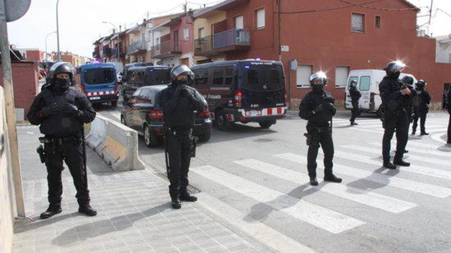 Diverses unitats dels Mossos al barri de Sant Joan