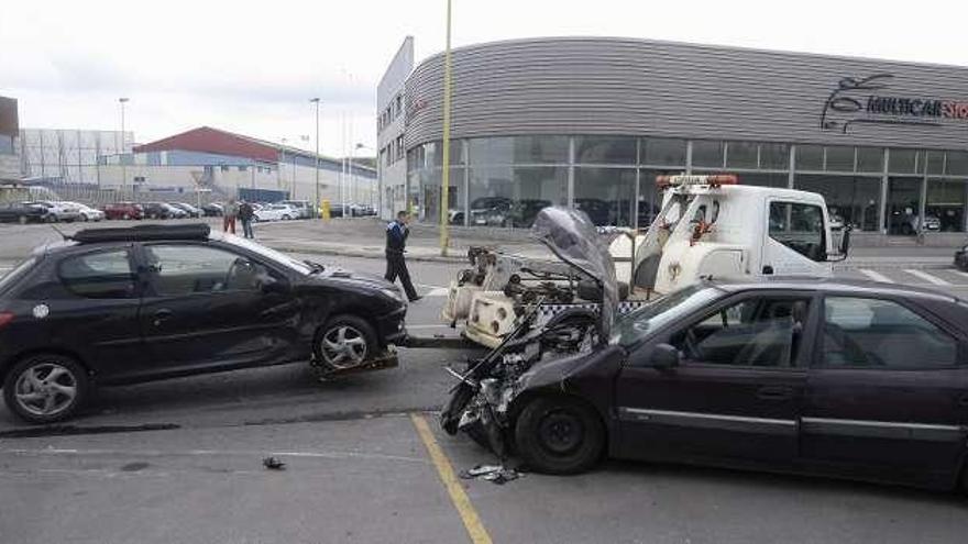 La grúa retira uno de los vehículos accidentados.