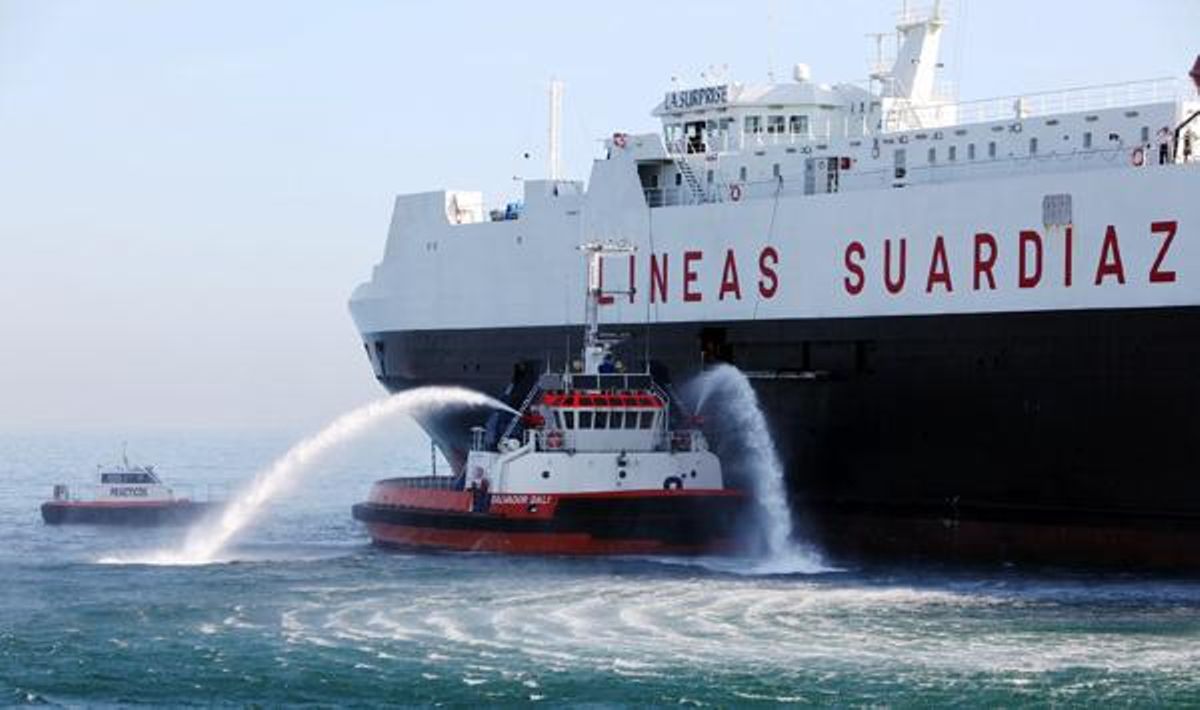 Els bombers han realitzat avui un simulacre d’avís de bomba en un vaixell al port de Barcelona.