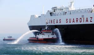 Els bombers han realitzat avui un simulacre d’avís de bomba en un vaixell al port de Barcelona.