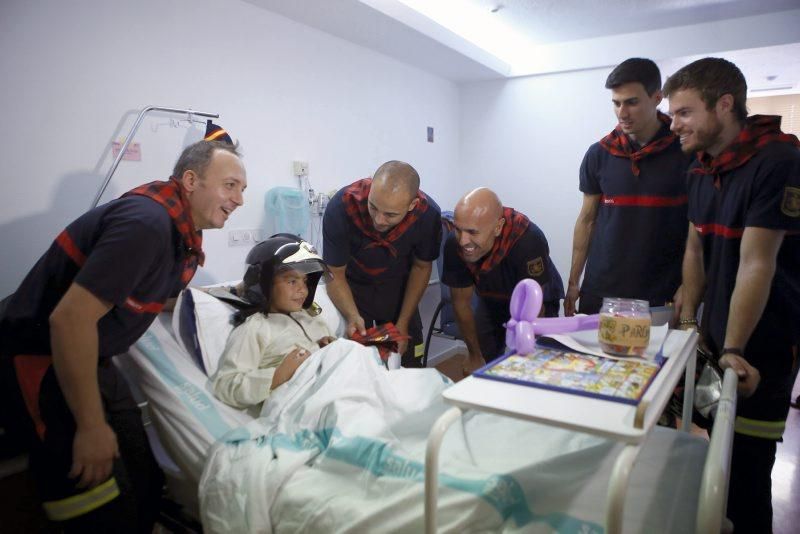 Visitas de cabezudos, bomberos y militares al hospital infantil