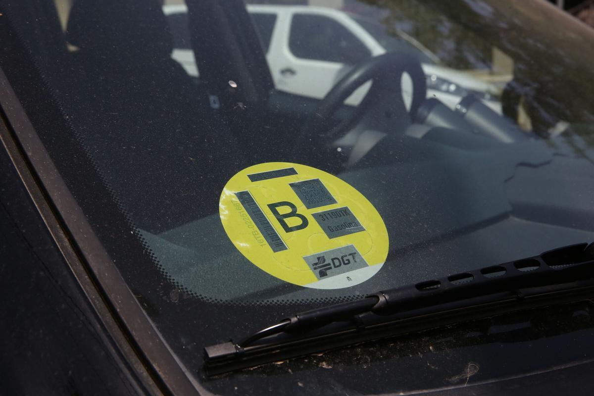 Etiqueta ambiental B en un vehículo de Barcelona.