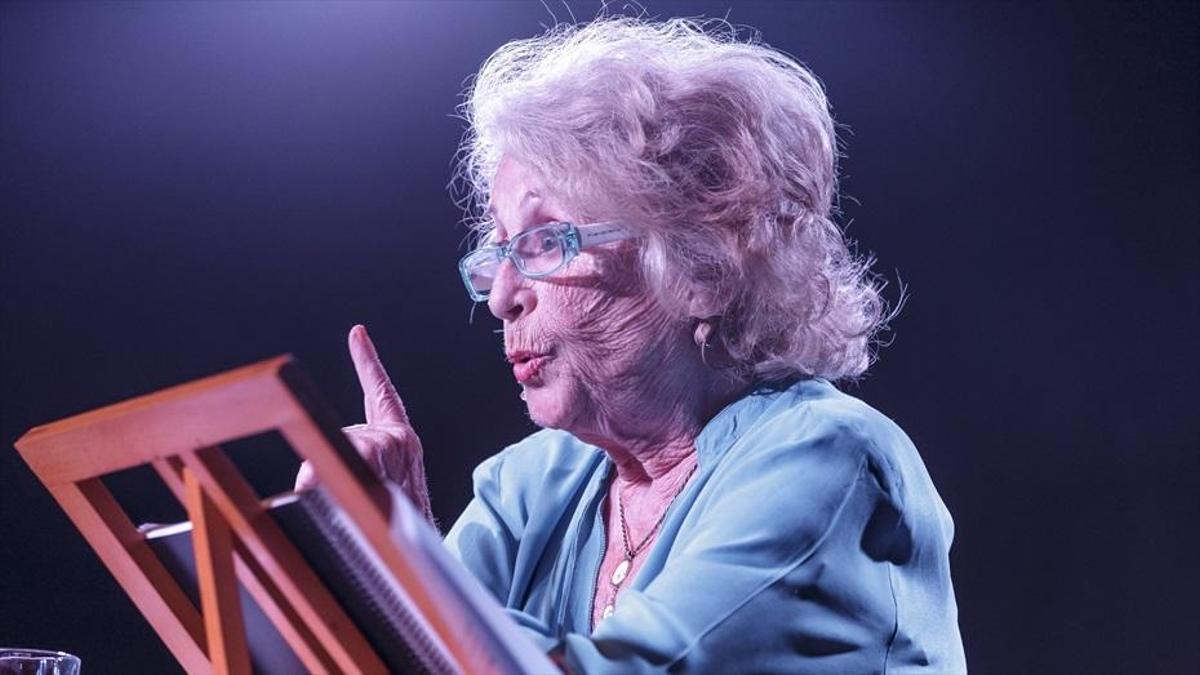 Montserrat Carulla durant una actuació