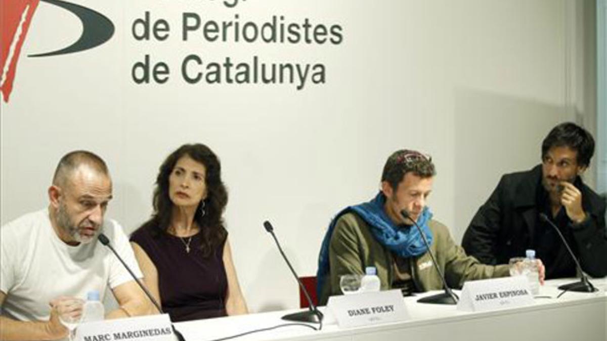 Los tres premiados en la presentación de la Fundación James Foley, en el Col·legi de Periodistes.