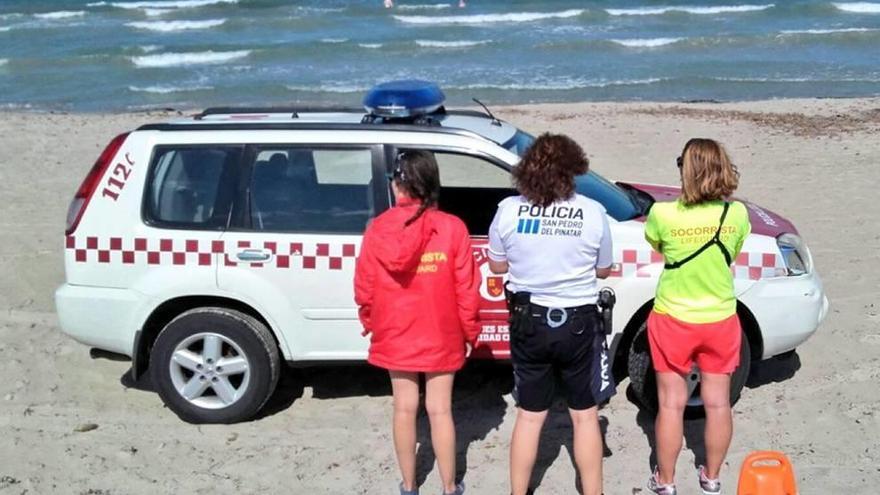 Agentes de Policía y socorristas, junto a un vehículo del 112 en una de las playas de San Pedro.