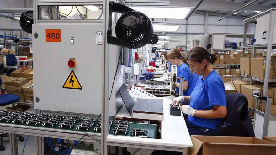 Trabajadoras del grupo vigués Aludec, en una de las plantas de Ponte Caldelas (Pontevedra). // G. Santos