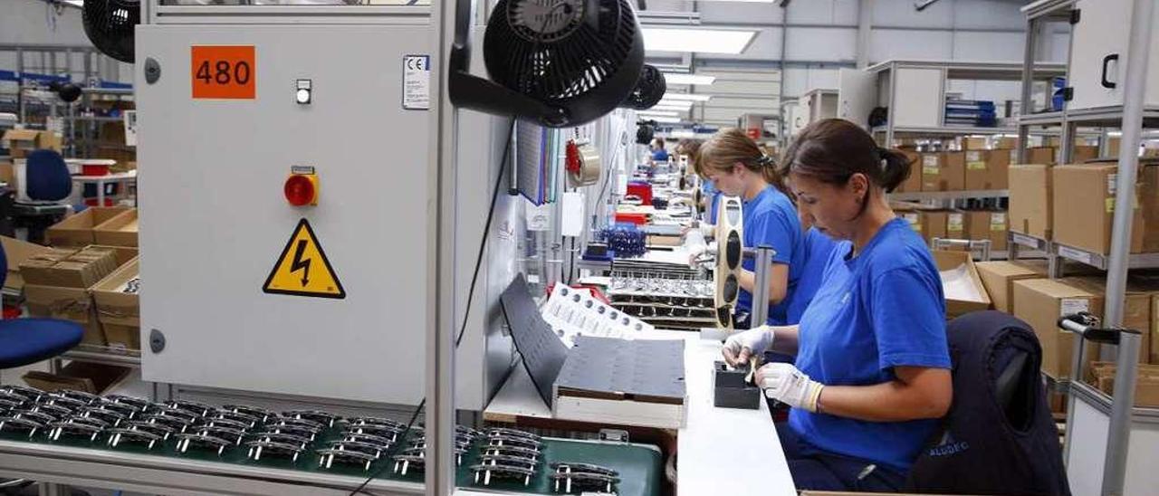 Trabajadoras del grupo vigués Aludec, en una de las plantas de Ponte Caldelas (Pontevedra). // G. Santos