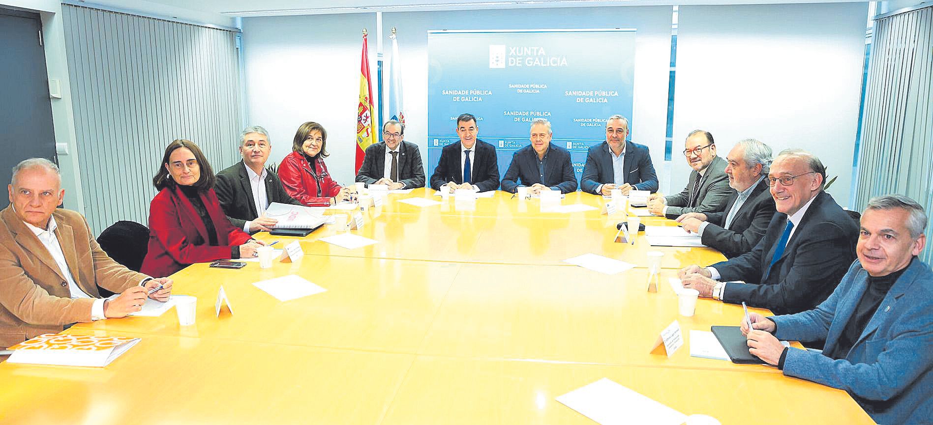 Los conselleiros y los tres rectores con el resto de integrantes del Consello de Docencia Clínica.