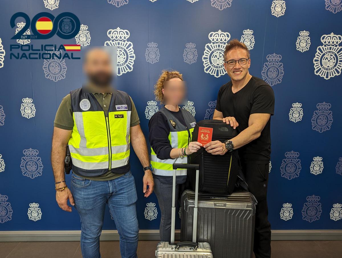 La Policía de Alicante con el turista de Singapur al que devolvieron sus pertenencias.