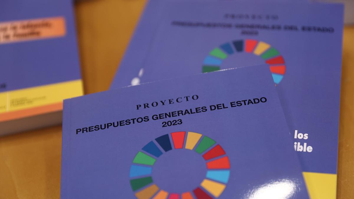 Informe impreso que incluye el Proyecto de Ley de los Presupuestos Generales del Estado aprobados por el Gobierno para 2023