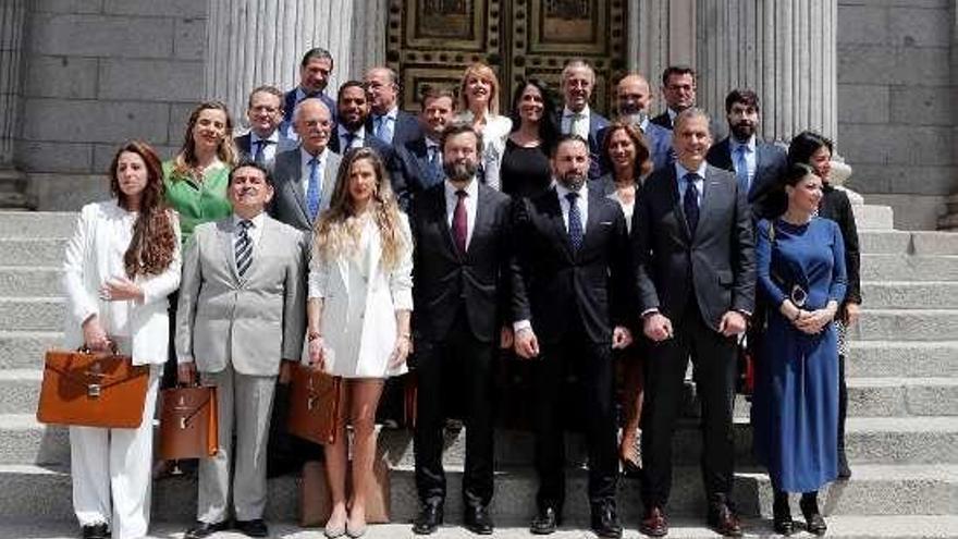 Abascal y sus diputados, a la puerta del Congreso. // Efe